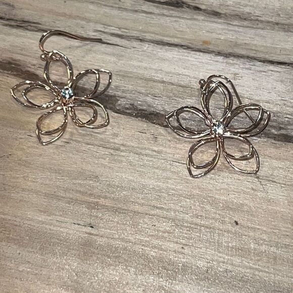 Open wire earring woman’s 1.5” dangling flower gold tone rhinestones center flor - Picture 1 of 6